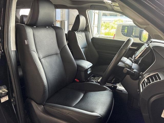 ランドクルーザープラド TX Lパッケージ マットブラックエディション オートクルーズ 踏み間違い防止装置 ナビ付 セキュリティー 電動パワーシート アルミ ETC車載器 3列シート LEDヘッドライト キーレス 4WD サンルーフ ミュージックプレイヤー接続可 ABS(5枚目)