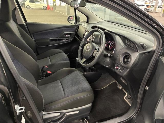 ヴィッツ １．３Ｆ　ＬＥＤエディション　アイドルストップ　衝突軽減ブレーキ　ワンセグテレビ　ＥＴＣ車載器　ＬＥＤヘッドライト　スマートキー＆プッシュスタート　キーフリーシステム　エアコン　横滑り防止　デュアルエアバック　イモビライザー（8枚目）