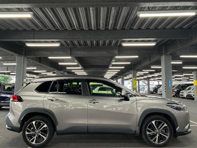 カローラクロス ハイブリッド　Ｚ　ＡＣ１００Ｖ電源　衝突軽減Ｂ　スマキ－　半レザー　Ｂモニター　アクティブクルーズコントロール　メモリナビ　イモビ　ＬＥＤ　ＡＣ　運転席Ｐシート　メディアプレイヤー接続　キーレス　パワステ　アルミ　ナビ（3枚目）