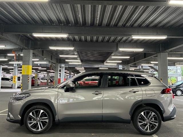 カローラクロス ハイブリッド　Ｚ　ＡＣ１００Ｖ電源　衝突軽減Ｂ　スマキ－　半レザー　Ｂモニター　アクティブクルーズコントロール　メモリナビ　イモビ　ＬＥＤ　ＡＣ　運転席Ｐシート　メディアプレイヤー接続　キーレス　パワステ　アルミ　ナビ（4枚目）