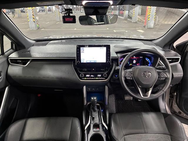 カローラクロス ハイブリッド　Ｚ　ＡＣ１００Ｖ電源　衝突軽減Ｂ　スマキ－　半レザー　Ｂモニター　アクティブクルーズコントロール　メモリナビ　イモビ　ＬＥＤ　ＡＣ　運転席Ｐシート　メディアプレイヤー接続　キーレス　パワステ　アルミ　ナビ（5枚目）