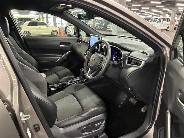 カローラクロス ハイブリッド　Ｚ　ＡＣ１００Ｖ電源　衝突軽減Ｂ　スマキ－　半レザー　Ｂモニター　アクティブクルーズコントロール　メモリナビ　イモビ　ＬＥＤ　ＡＣ　運転席Ｐシート　メディアプレイヤー接続　キーレス　パワステ　アルミ　ナビ（9枚目）