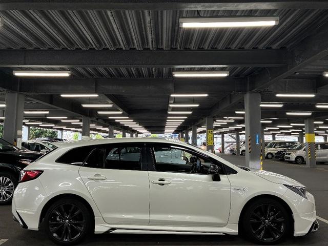 カローラツーリング ハイブリッド　ダブルバイビー　追突軽減ブレーキ　バックモニタ　地デジフルセグ　横滑防止　エアロ　ナビＴＶ　スマキー　ＬＥＤライト　デュアルエアバッグ　エアコン　オートクルーズ　サイドエアバッグ　ＥＴＣ付　ＰＳ　キーフリー　ＡＢＳ（3枚目）