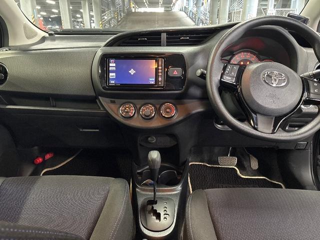 ヴィッツ １．０Ｆ　ＬＥＤエディション　盗難防止装置　ＬＥＤヘッドライト　バックカメラ　衝突被害軽減システム　横滑り防止装置　スマートキー　デュアルエアバック　エアバック付　ＤＶＤ再生　パワステ　マニュアルエアコン　ＡＢＳ付き　フルセグＴＶ（5枚目）