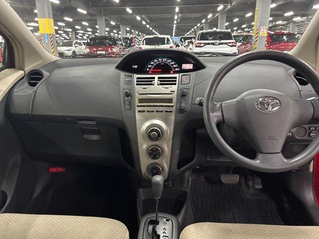 ヴィッツ Ｆ　マニュアルエアコン　ＥＴＣ車載器　キーレス　パワステ　パワーウインド　運転席エアバッグ　ＡＢＳ　Ｗエアバック（5枚目）