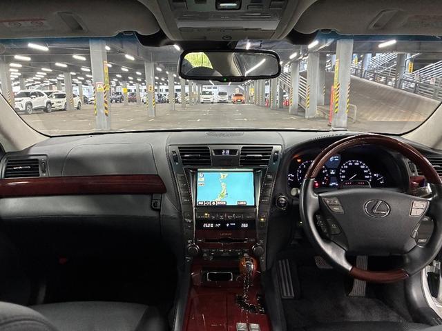ＬＳ ＬＳ６００ｈＬ後席セパレートシートパッケージ　クルーズコントロール　バックモニター　フルセグＴＶ　４ＷＤ　アルミホイール　ＬＥＤヘッドランプ　ＥＴＣ　スマートキー　パワーシート　エアコン　パワーステアリング　ムーンルーフ　ＡＣ１００Ｖ　ＤＶＤ（5枚目）
