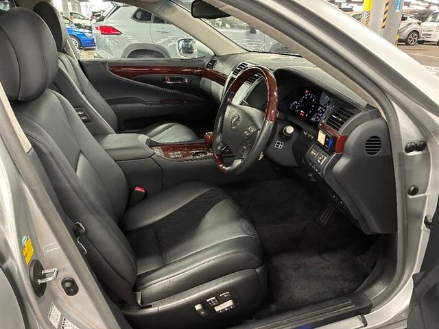 ＬＳ ＬＳ６００ｈＬ後席セパレートシートパッケージ　クルーズコントロール　バックモニター　フルセグＴＶ　４ＷＤ　アルミホイール　ＬＥＤヘッドランプ　ＥＴＣ　スマートキー　パワーシート　エアコン　パワーステアリング　ムーンルーフ　ＡＣ１００Ｖ　ＤＶＤ（9枚目）