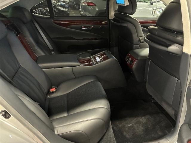 ＬＳ ＬＳ６００ｈＬ後席セパレートシートパッケージ　クルーズコントロール　バックモニター　フルセグＴＶ　４ＷＤ　アルミホイール　ＬＥＤヘッドランプ　ＥＴＣ　スマートキー　パワーシート　エアコン　パワーステアリング　ムーンルーフ　ＡＣ１００Ｖ　ＤＶＤ（10枚目）