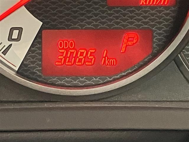 ８６ ＧＴリミテッド　スマキ－　オートクルーズ　ＤＶＤ再生機能　イモビライザー　ＥＴＣ付き　キーレスアクセス　メモリ－ナビ　横滑り防止機能　エアロ　Ｗエアバック　ＡＵＸ　ナビＴＶ　オートエアコン　アルミホイール　ＡＢＳ（14枚目）