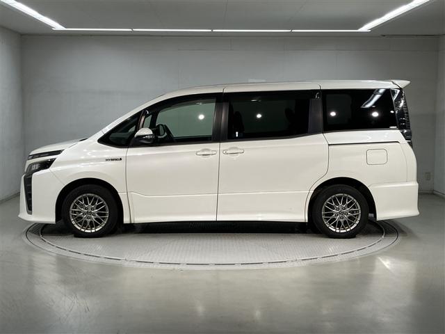 ヴォクシー ハイブリッドＺＳ　プリクラッシュ　スマキー　オートエアコン　ナビＴＶ　ＥＴＣ車載器　イモビ　ＬＥＤヘッドライ　ＶＳＣ　アルミ　地デジ　エアバック　両席エアバック　ＡＢＳ　パワーウインドウ　キーレス　３列シート（2枚目）