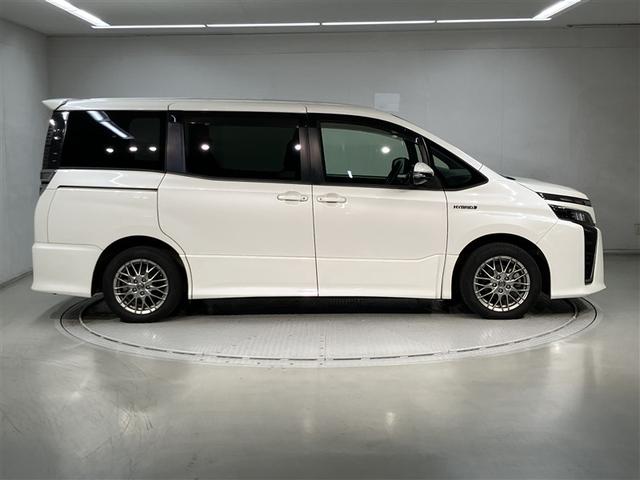 ヴォクシー ハイブリッドＺＳ　プリクラッシュ　スマキー　オートエアコン　ナビＴＶ　ＥＴＣ車載器　イモビ　ＬＥＤヘッドライ　ＶＳＣ　アルミ　地デジ　エアバック　両席エアバック　ＡＢＳ　パワーウインドウ　キーレス　３列シート（3枚目）