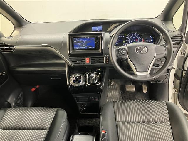 ヴォクシー ハイブリッドＺＳ　プリクラッシュ　スマキー　オートエアコン　ナビＴＶ　ＥＴＣ車載器　イモビ　ＬＥＤヘッドライ　ＶＳＣ　アルミ　地デジ　エアバック　両席エアバック　ＡＢＳ　パワーウインドウ　キーレス　３列シート（5枚目）