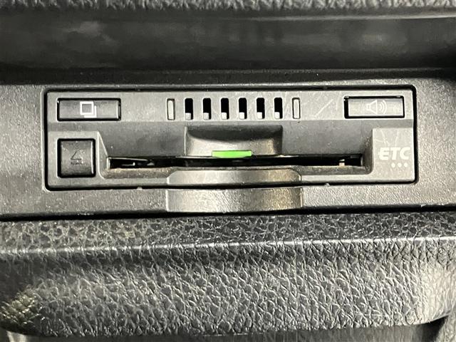 ヴォクシー ハイブリッドＺＳ　プリクラッシュ　スマキー　オートエアコン　ナビＴＶ　ＥＴＣ車載器　イモビ　ＬＥＤヘッドライ　ＶＳＣ　アルミ　地デジ　エアバック　両席エアバック　ＡＢＳ　パワーウインドウ　キーレス　３列シート（8枚目）