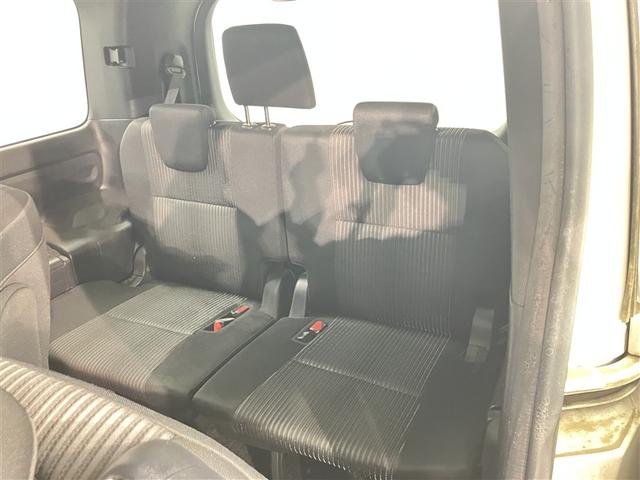 ヴォクシー ハイブリッドＺＳ　プリクラッシュ　スマキー　オートエアコン　ナビＴＶ　ＥＴＣ車載器　イモビ　ＬＥＤヘッドライ　ＶＳＣ　アルミ　地デジ　エアバック　両席エアバック　ＡＢＳ　パワーウインドウ　キーレス　３列シート（17枚目）