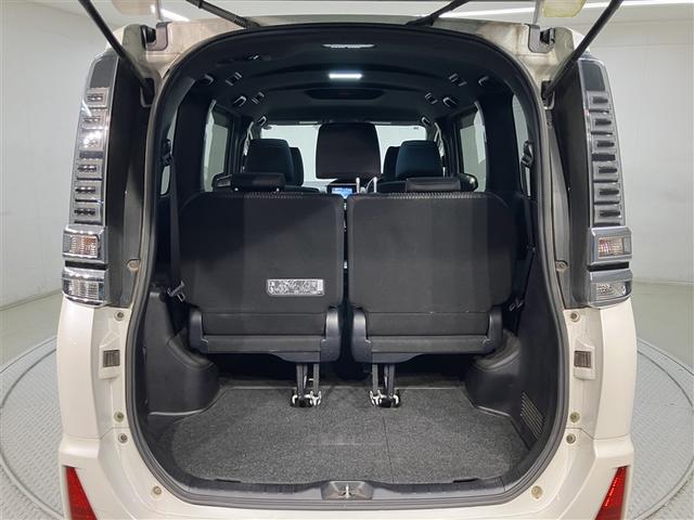 ヴォクシー ハイブリッドＺＳ　プリクラッシュ　スマキー　オートエアコン　ナビＴＶ　ＥＴＣ車載器　イモビ　ＬＥＤヘッドライ　ＶＳＣ　アルミ　地デジ　エアバック　両席エアバック　ＡＢＳ　パワーウインドウ　キーレス　３列シート（18枚目）