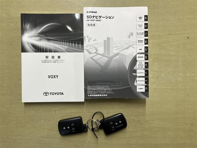 ヴォクシー ハイブリッドＺＳ　プリクラッシュ　スマキー　オートエアコン　ナビＴＶ　ＥＴＣ車載器　イモビ　ＬＥＤヘッドライ　ＶＳＣ　アルミ　地デジ　エアバック　両席エアバック　ＡＢＳ　パワーウインドウ　キーレス　３列シート（20枚目）