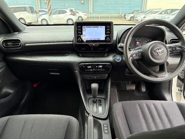 ヤリス ハイブリッドX サイドエアバッグ 盗難防止 ドラレコ VSC クルコン 4WD ETC スマートキー ナビ オートエアコン ミュージックプレイヤー接続可 メモリーナビ キーレス エアバッグ ABS 追突防止装置(5枚目)