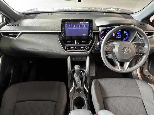 カローラクロス ハイブリッド S 衝突軽減 エアバッグ クルーズコントロール LEDヘッドライト ETC車載器 アルミホイール Bモニター スマートキー キーレス ミュージックプレイヤー接続可 横滑り防止機能 オートエアコン ABS(5枚目)