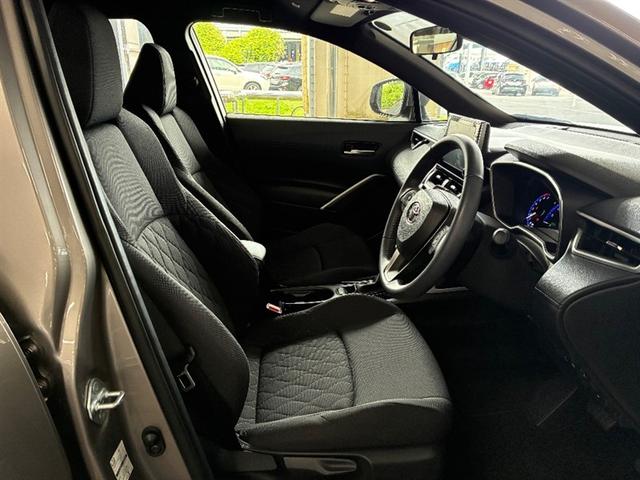 カローラクロス ハイブリッド S 衝突軽減 エアバッグ クルーズコントロール LEDヘッドライト ETC車載器 アルミホイール Bモニター スマートキー キーレス ミュージックプレイヤー接続可 横滑り防止機能 オートエアコン ABS(11枚目)