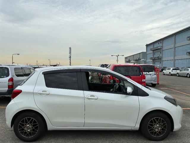 ヴィッツ Ｆ　セキュリティ　アイドリングストップ車　パワーウィンドウ　エアバック　Ｗエアバック　エアコン　横滑り防止装置　スマートキー　キーレスキー　フルセグ　パワステ　ＤＶＤ再生　ナビ・ＴＶ　アルミホイール（3枚目）