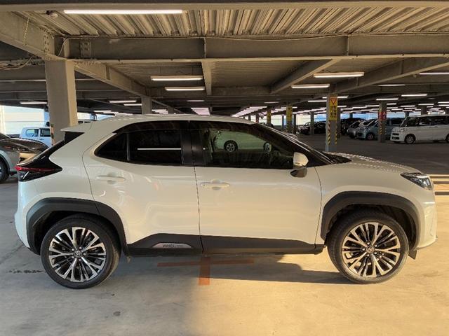 ヤリスクロス Ｚ　バックモニタ　横滑り防止システム　イモビ　カーテンエアバッグ　ナビ　クルーズＣ　エアコン　スマートキ－　アルミ　キーフリー　パワステ　ダブルエアバック　ＬＥＤヘット　エアバッグ　ＡＢＳ　ＥＴＣ車載器（3枚目）