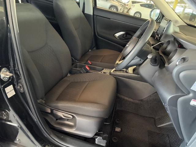 ヤリスクロス ハイブリッドＧ　ＴＳＳ　１００Ｖ　イモビライザー　バックモニタ－　エアコン　インテリキー　パワーウィンド　Ｗエアバック　オートクルーズ　メディアプレイヤー接続　キーフリー　横滑防止装置　サイドエアバッグ　エアバッグ（11枚目）