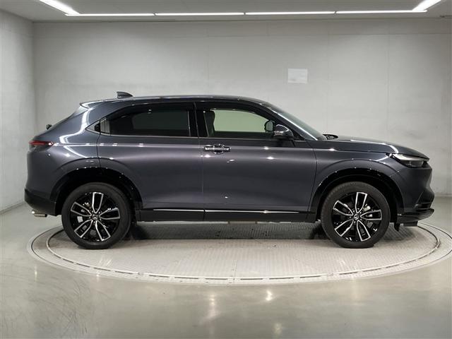 ヴェゼル ｅ：ＨＥＶ　Ｚ　衝突回避支援ブレーキ機能　１オナ　スマキ　フルオートエアコン　Ｄレコ　エアバッグ　両席エアバック　Ｒカメ　パワーウィンドウ　ＬＥＤランプ　アルミホイール　クルーズＣ　ナビ＆ＴＶ　メモリーナビ　ＥＴＣ付（3枚目）