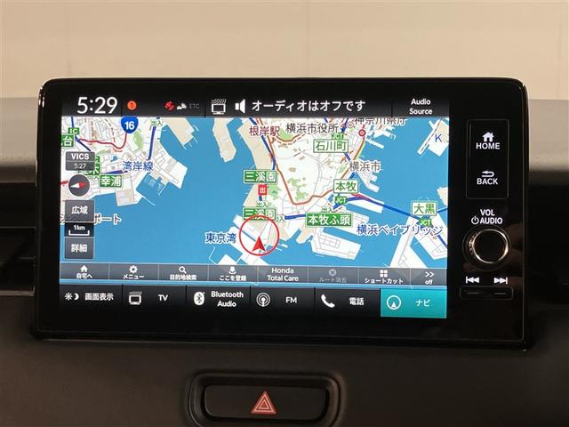 ヴェゼル ｅ：ＨＥＶ　Ｚ　衝突回避支援ブレーキ機能　１オナ　スマキ　フルオートエアコン　Ｄレコ　エアバッグ　両席エアバック　Ｒカメ　パワーウィンドウ　ＬＥＤランプ　アルミホイール　クルーズＣ　ナビ＆ＴＶ　メモリーナビ　ＥＴＣ付（6枚目）