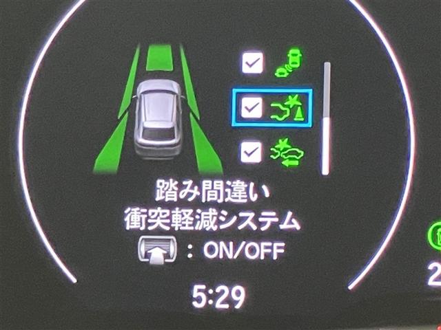 ヴェゼル ｅ：ＨＥＶ　Ｚ　衝突回避支援ブレーキ機能　１オナ　スマキ　フルオートエアコン　Ｄレコ　エアバッグ　両席エアバック　Ｒカメ　パワーウィンドウ　ＬＥＤランプ　アルミホイール　クルーズＣ　ナビ＆ＴＶ　メモリーナビ　ＥＴＣ付（12枚目）