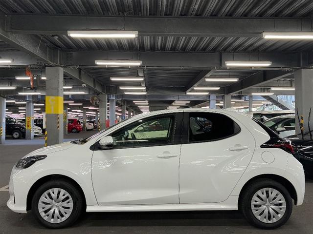 ヤリス ハイブリッドX サイドエアバッグ 盗難防止 VSC クルコン 4WD ETC スマートキー ナビ オートエアコン ミュージックプレイヤー接続可 メモリーナビ キーレス エアバッグ ABS 後カメラ 追突防止装置(3枚目)