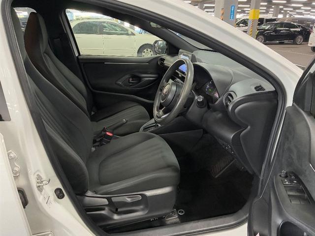 ヤリス ハイブリッドX サイドエアバッグ 盗難防止 VSC クルコン 4WD ETC スマートキー ナビ オートエアコン ミュージックプレイヤー接続可 メモリーナビ キーレス エアバッグ ABS 後カメラ 追突防止装置(11枚目)