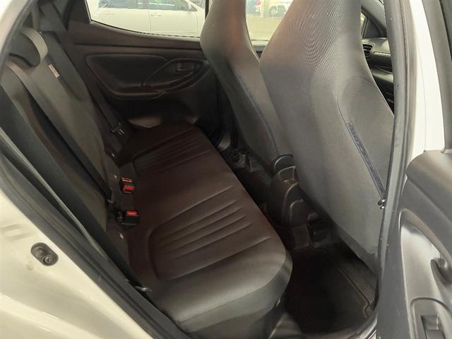 ヤリス ハイブリッドX サイドエアバッグ 盗難防止 VSC クルコン 4WD ETC スマートキー ナビ オートエアコン ミュージックプレイヤー接続可 メモリーナビ キーレス エアバッグ ABS 後カメラ 追突防止装置(12枚目)