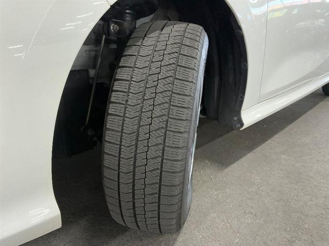 ヤリス ハイブリッドX サイドエアバッグ 盗難防止 VSC クルコン 4WD ETC スマートキー ナビ オートエアコン ミュージックプレイヤー接続可 メモリーナビ キーレス エアバッグ ABS 後カメラ 追突防止装置(15枚目)