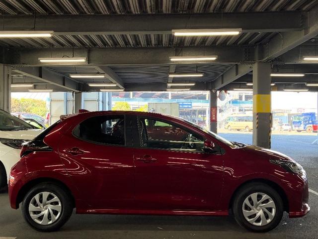 ヤリス Ｘ　ＰＣＳ　スマートキーシステム　横滑り防止装置付き　ワイヤレスキー　バックガイドモニター　盗難防止　サイドエアバック　エアコン　Ｗエアバッグ　パワーウインドウ　ＥＴＣ付き　パワステ　運転席エアバッグ（3枚目）