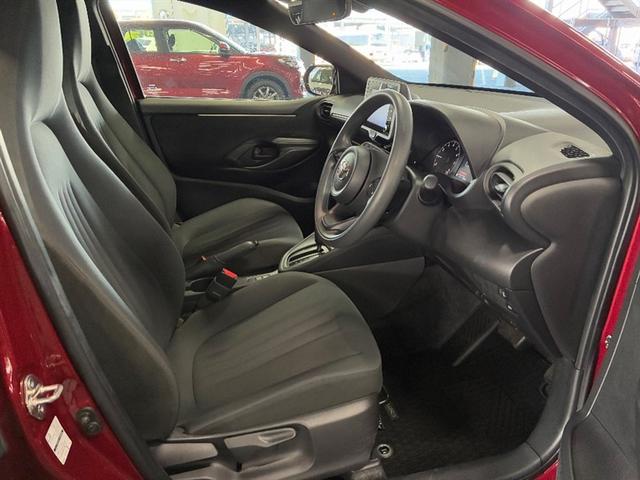 ヤリス Ｘ　ＰＣＳ　スマートキーシステム　横滑り防止装置付き　ワイヤレスキー　バックガイドモニター　盗難防止　サイドエアバック　エアコン　Ｗエアバッグ　パワーウインドウ　ＥＴＣ付き　パワステ　運転席エアバッグ（11枚目）