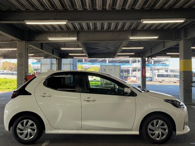 ヤリス Ｘ　ＰＣＳ　横滑り防止装置付き　ワイヤレスキー　盗難防止　サイドエアバック　エアコン　Ｗエアバッグ　パワーウインドウ　ＥＴＣ付き　パワステ　運転席エアバッグ　ナビ　メディアプレイヤー接続　ＡＢＳ（3枚目）