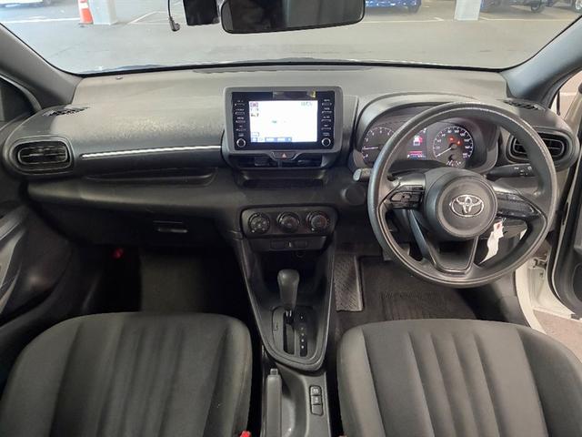 ヤリス Ｘ　ＰＣＳ　横滑り防止装置付き　ワイヤレスキー　盗難防止　サイドエアバック　エアコン　Ｗエアバッグ　パワーウインドウ　ＥＴＣ付き　パワステ　運転席エアバッグ　ナビ　メディアプレイヤー接続　ＡＢＳ（5枚目）