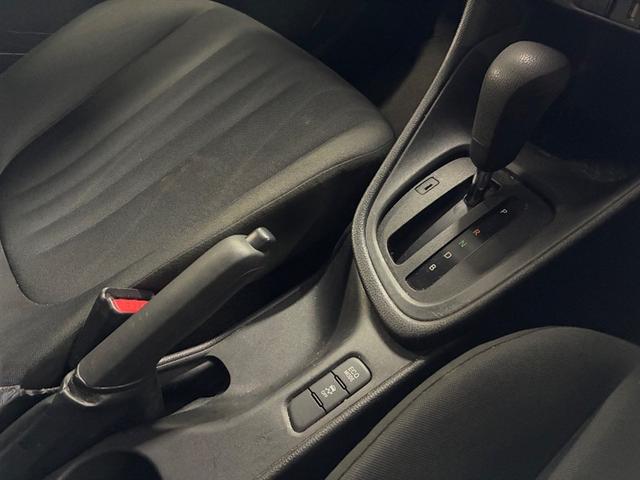 ヤリス Ｘ　ＰＣＳ　横滑り防止装置付き　ワイヤレスキー　盗難防止　サイドエアバック　エアコン　Ｗエアバッグ　パワーウインドウ　ＥＴＣ付き　パワステ　運転席エアバッグ　ナビ　メディアプレイヤー接続　ＡＢＳ（8枚目）