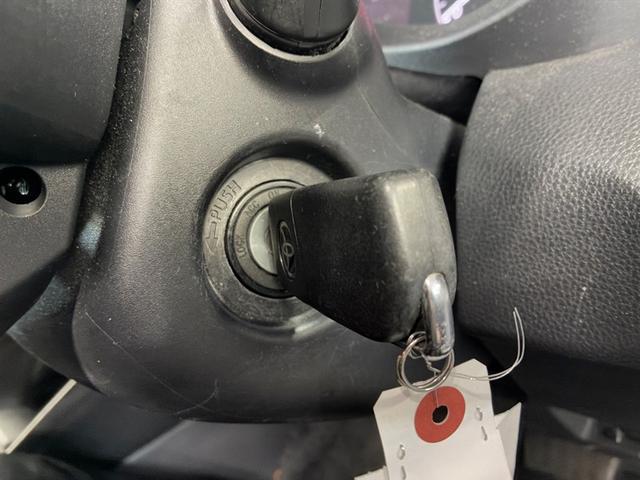 ヤリス Ｘ　ＰＣＳ　横滑り防止装置付き　ワイヤレスキー　盗難防止　サイドエアバック　エアコン　Ｗエアバッグ　パワーウインドウ　ＥＴＣ付き　パワステ　運転席エアバッグ　ナビ　メディアプレイヤー接続　ＡＢＳ（9枚目）