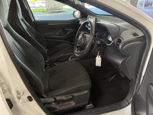 ヤリス Ｘ　ＰＣＳ　横滑り防止装置付き　ワイヤレスキー　盗難防止　サイドエアバック　エアコン　Ｗエアバッグ　パワーウインドウ　ＥＴＣ付き　パワステ　運転席エアバッグ　ナビ　メディアプレイヤー接続　ＡＢＳ（11枚目）