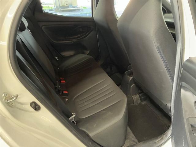 ヤリス Ｘ　ＰＣＳ　横滑り防止装置付き　ワイヤレスキー　盗難防止　サイドエアバック　エアコン　Ｗエアバッグ　パワーウインドウ　ＥＴＣ付き　パワステ　運転席エアバッグ　ナビ　メディアプレイヤー接続　ＡＢＳ（12枚目）