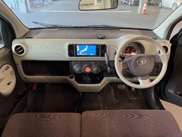 パッソ プラスハナ　ＶＳＣ　エアバッグ　Ｂカメラ　メモリーナビ　キーレス　ナビＴＶ　オートエアコン　パワーウィンドウ　ワンセグ　４ＷＤ　ミュージックプレイヤー接続可　パワーステアリング　ベンチシート　ＡＢＳ　ＥＴＣ車載器（5枚目）