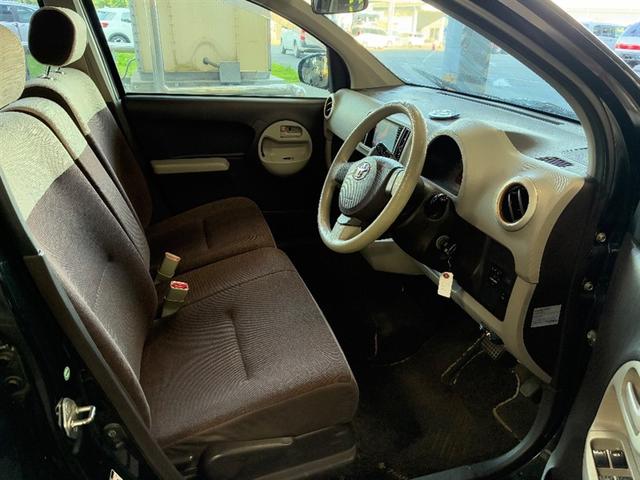 パッソ プラスハナ　ＶＳＣ　エアバッグ　Ｂカメラ　メモリーナビ　キーレス　ナビＴＶ　オートエアコン　パワーウィンドウ　ワンセグ　４ＷＤ　ミュージックプレイヤー接続可　パワーステアリング　ベンチシート　ＡＢＳ　ＥＴＣ車載器（11枚目）