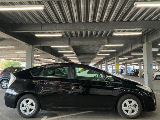 プリウス Ｓ　Ｂモニタ－　フルセグ地デジ　ＡＵＸ接続可　インテリキー　デュアルエアバック　エアＢ　イモビライザー　ドライブレコ－ダ－　ＤＶＤ再生可能　ナビＴＶ　ＡＵＴＯエアコン　横スベリ防止　アルミホイール　ＡＢＳ（3枚目）