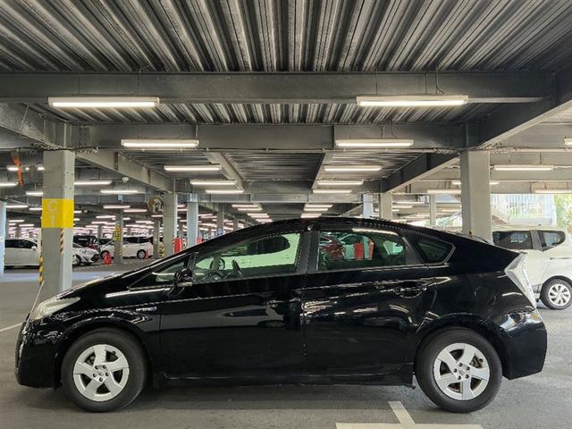 プリウス Ｓ　Ｂモニタ－　フルセグ地デジ　ＡＵＸ接続可　インテリキー　デュアルエアバック　エアＢ　イモビライザー　ドライブレコ－ダ－　ＤＶＤ再生可能　ナビＴＶ　ＡＵＴＯエアコン　横スベリ防止　アルミホイール　ＡＢＳ（4枚目）