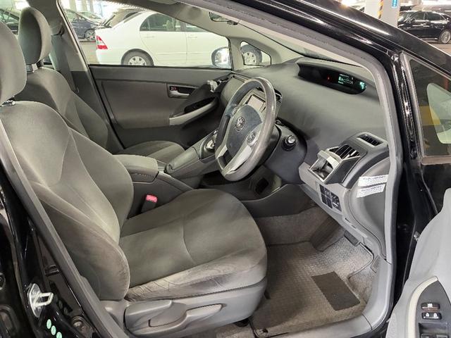 プリウス Ｓ　Ｂモニタ－　フルセグ地デジ　ＡＵＸ接続可　インテリキー　デュアルエアバック　エアＢ　イモビライザー　ドライブレコ－ダ－　ＤＶＤ再生可能　ナビＴＶ　ＡＵＴＯエアコン　横スベリ防止　アルミホイール　ＡＢＳ（11枚目）