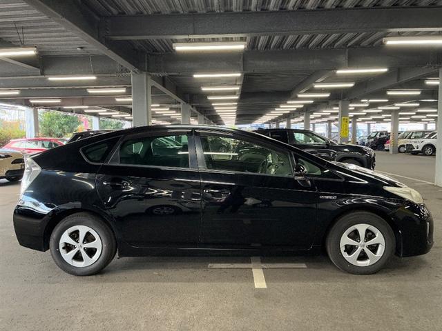 プリウス Ｓ　Ｂモニタ－　フルセグ地デジ　インテリキー　デュアルエアバック　エアＢ　イモビライザー　ＤＶＤ再生可能　ナビＴＶ　ＡＵＴＯエアコン　横スベリ防止　アルミホイール　ＥＴＣ装備　ＡＢＳ　サイドエアバッグ（3枚目）