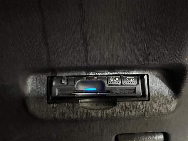 プリウス Ｓ　Ｂモニタ－　フルセグ地デジ　インテリキー　デュアルエアバック　エアＢ　イモビライザー　ＤＶＤ再生可能　ナビＴＶ　ＡＵＴＯエアコン　横スベリ防止　アルミホイール　ＥＴＣ装備　ＡＢＳ　サイドエアバッグ（9枚目）