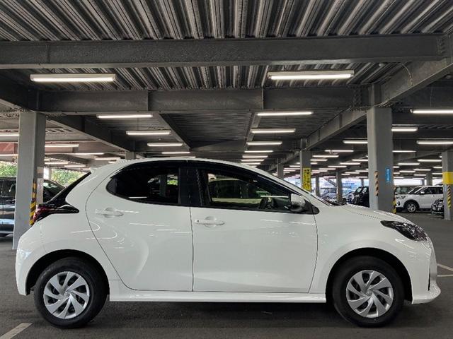 ヤリス Ｘ　追突防止装置　ドラレコ　ＶＳＣ　スマートキー＆プッシュスタート　イモビライザー　マニュアルエアコン　ＥＴＣ付　ナビ　Ａクルコン　４ＷＤ　パワーウインドウ　ＡＢＳ　キーレス　エアバッグ　メモリーナビ（3枚目）