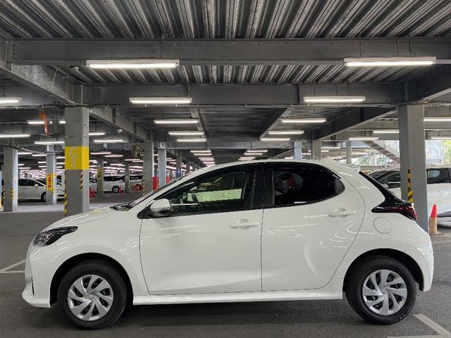 ヤリス Ｘ　追突防止装置　ドラレコ　ＶＳＣ　スマートキー＆プッシュスタート　イモビライザー　マニュアルエアコン　ＥＴＣ付　ナビ　Ａクルコン　４ＷＤ　パワーウインドウ　ＡＢＳ　キーレス　エアバッグ　メモリーナビ（4枚目）